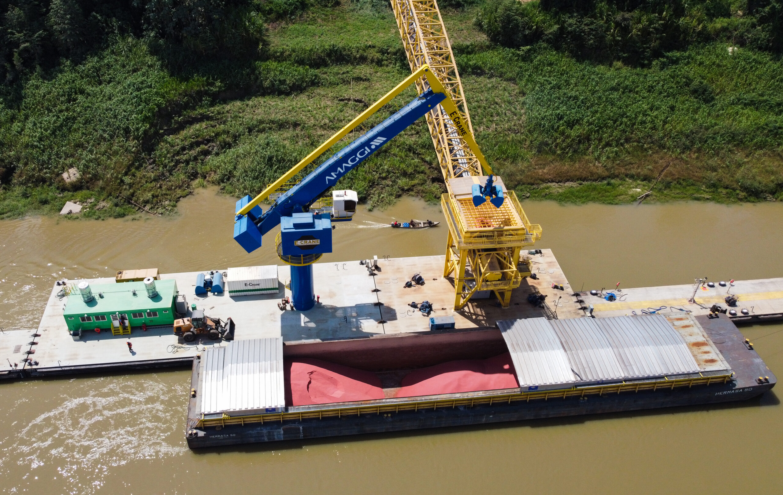Carga de fertilizantes sendo retirada pela balsa-guindaste do interior de uma barcaça no complexo de Portochuelo, Porto Velho (RO)