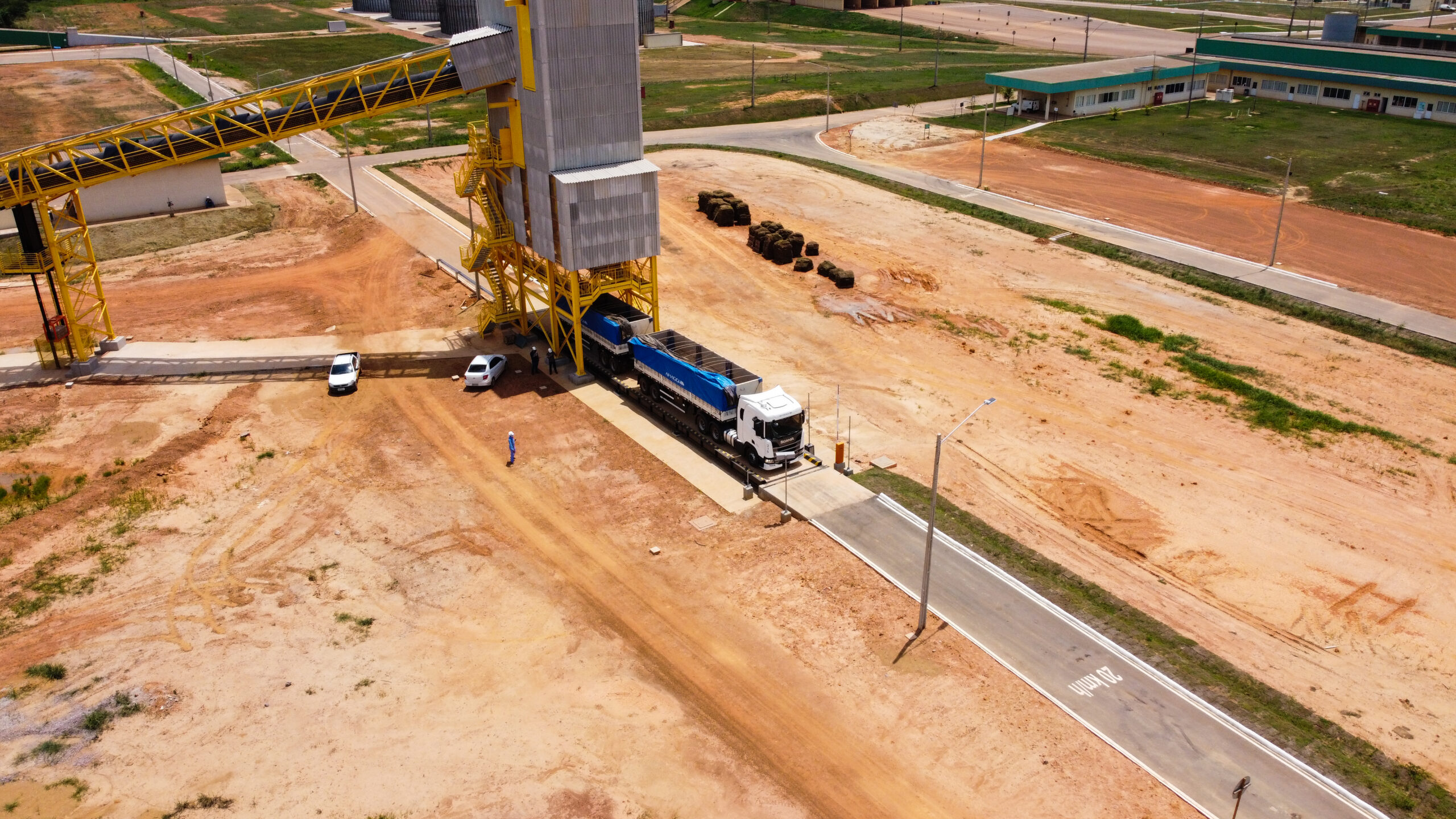 Carregamento de caminhão com fertilizantes no complexo de Portochuelo, Porto Velho (RO)
